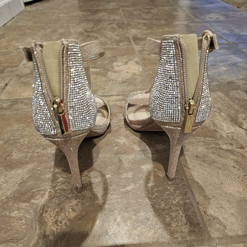 Kelly & Katie Glittering Silver and Gold Heels Size 8.5 - Picture 6 of 12